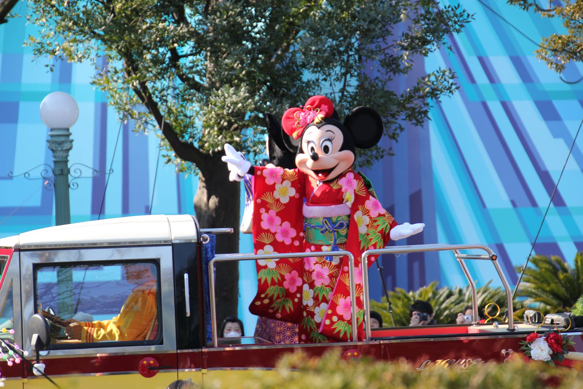 Minnie Mouse wears a kimono in Tokyo Disneyland.