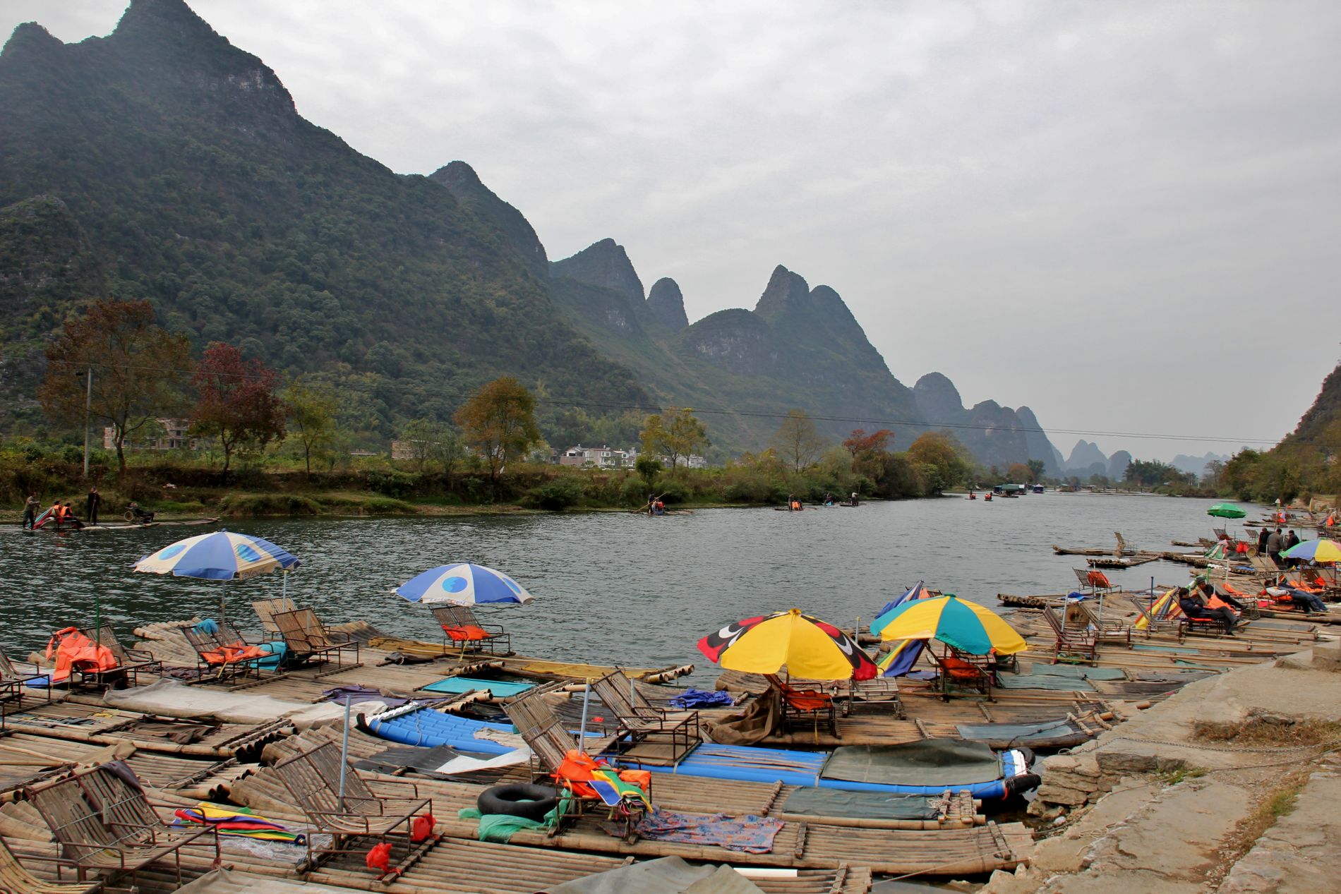 Bamboo rafts wait for tourists on the Yulong River in Y&aacute;ngshu&ograve;, GuÄ?ngxÄ«, China.