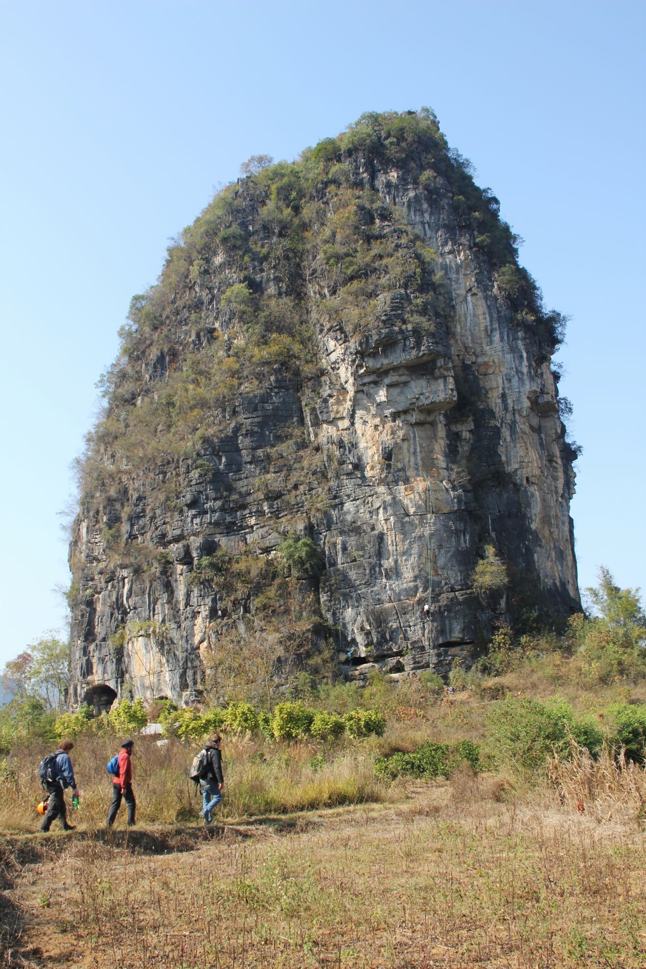 Climbers walking toward The Egg in Y&aacute;ngshu&ograve;, Guangxi, China.