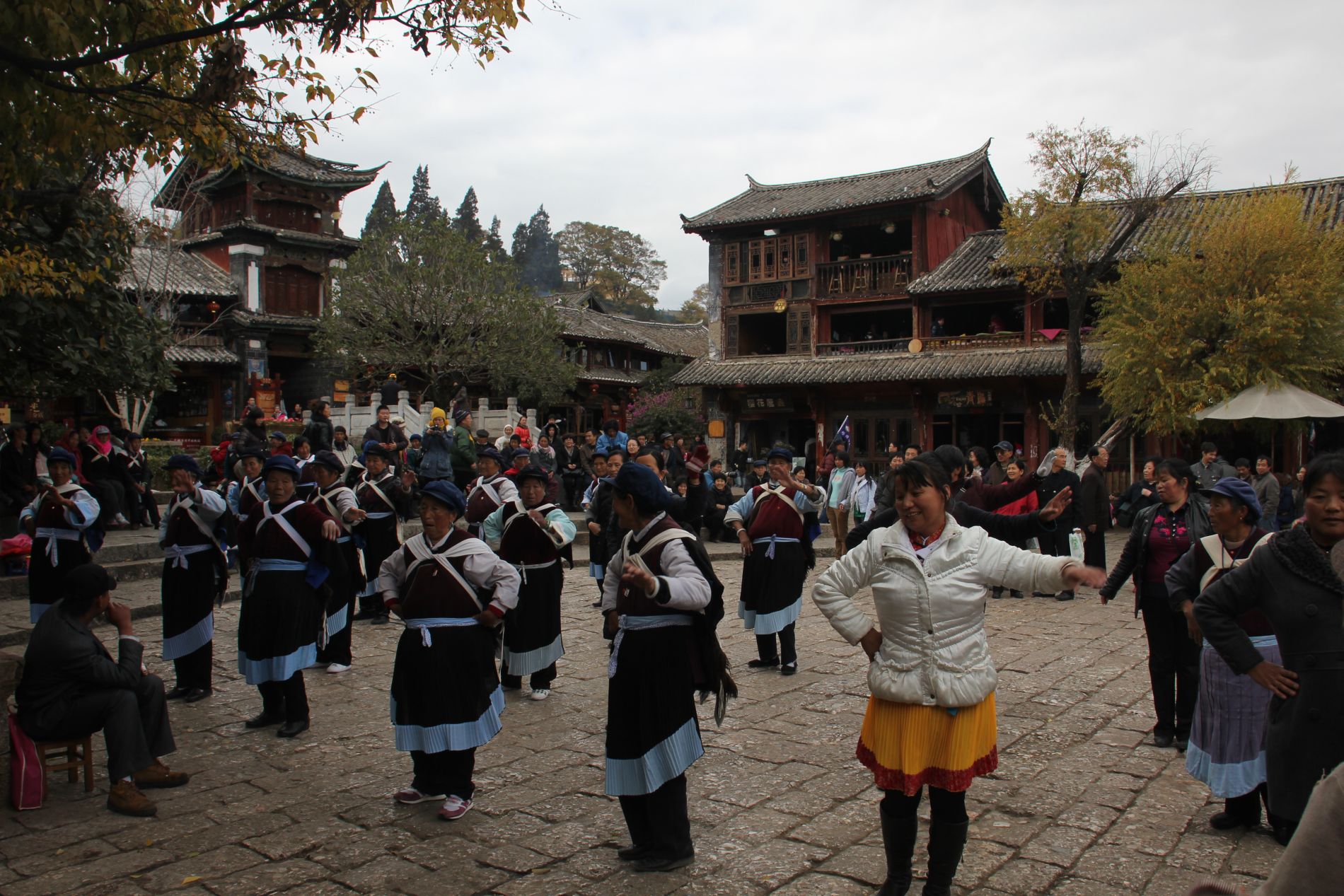 Woman perform taichi in LìjiÄ?ng, China.