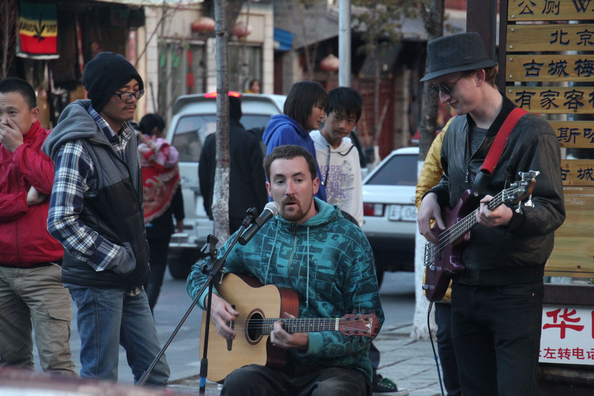 Street musicians play guitars in D&agrave;lÇ?, China.